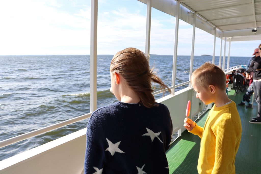 Lapset nauttimassa jäätelöä M/S Jennyn kannella.
