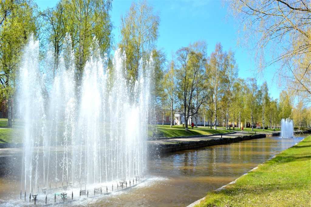 Kokkolan kaupunginsalmi Suntin suihkulähteet tuovat tunnelmaa katukuvaan kesäisin. Kesäinen ilma on kutsunut kaupunkilaisia kävelylle Suntin varrelle. Kesä on juuri puhkeamassa kukkaan.