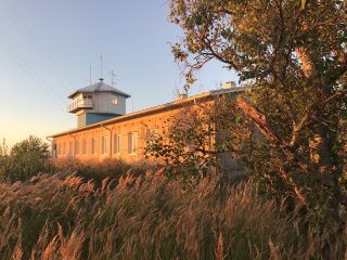 Tankar Inn on vanhassa luotsiasemassa toimiva retkeilyhostelli. Loppukesän auringonpaiste valaisee Tankar Innin kultaisen värisenä ja heinät huojuvat tuulessa.