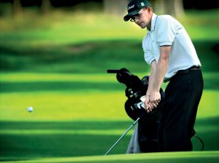 En man spelar golf