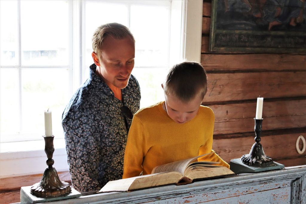 Tankarin kirkon esineistöä tutkimassa.