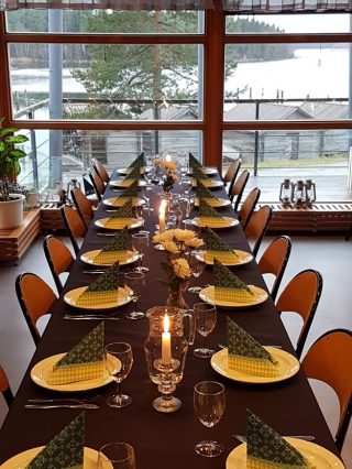 Öjan Kyläkeskuksen alueella on kesäkahvila, tilausravintola, uimaranta, vierassatama ja vaelluspolkuja.