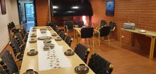 Kotoisa takkahuone syntymäpäivien tai kokousten järjestämiseen esimerkiksi. Tilassa sauna ja takkahuone. Tilaan mahtuu 25 henkilöä.