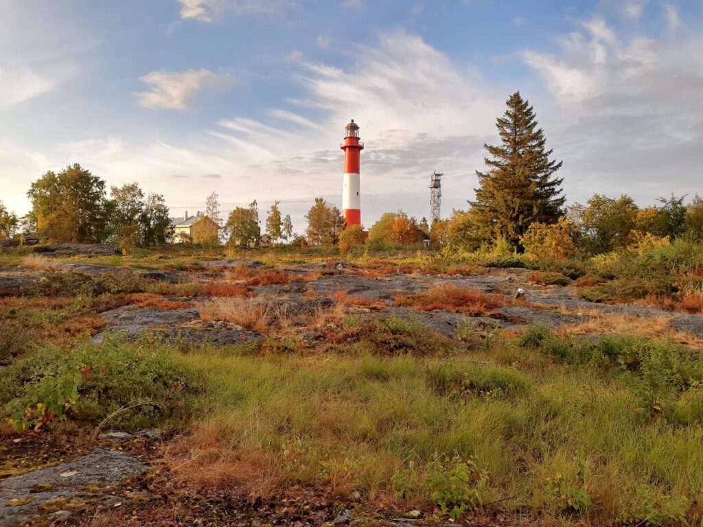 Saaren monipuolinen luonto tarjoaa väriloistoa myös ruskan alla.