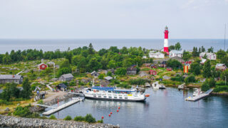 Hamnområde på fyrön Tankar. M/S Jenny kiinnittyneenä Tankarin majakkasaaren satama-altaan laituriin. Tankarin puna-valkoraitainen majakka odottelee jo vieraitaan.